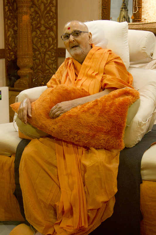 Swamishri in a divine, jovial mood in the evening