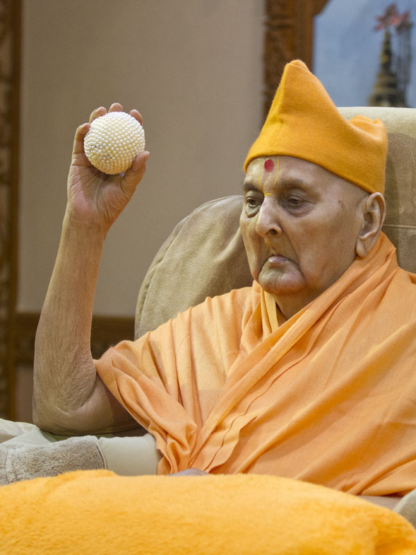 Swamishri sanctifies a ball
