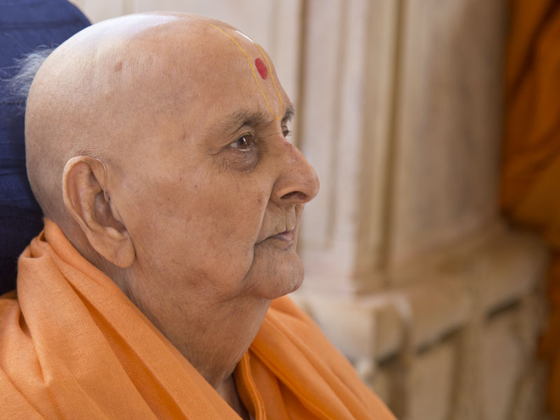 Swamishri engrossed in darshan at the Smruti Mandir