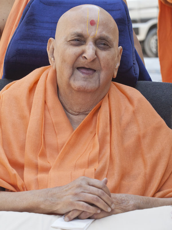 Swamishri in a divine, jovial mood in the Smruti Mandir pradakshina