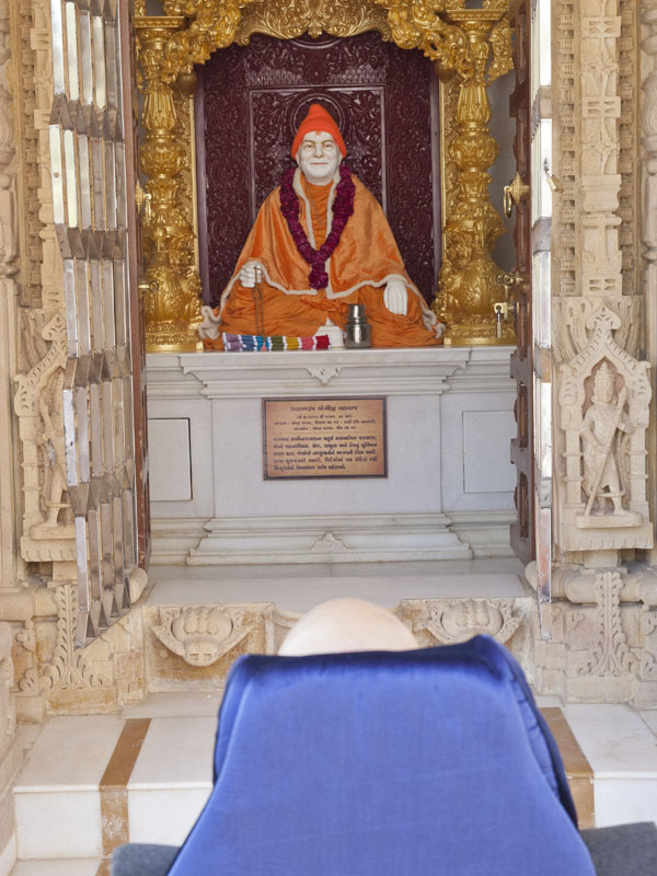 Swamishri engrossed in darshan in the Smruti Mandir