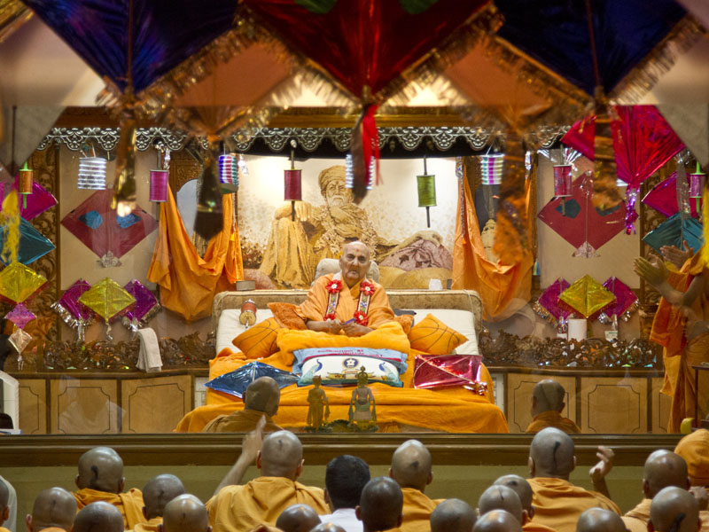Sadhus doing darshan of Swamishri in the evening