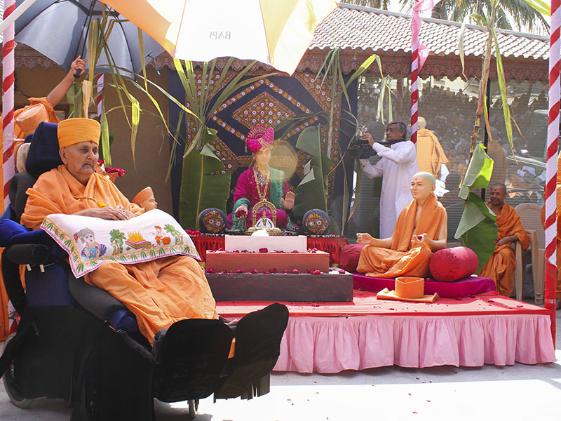 Swamishri arrives in the mandir grounds on Posh Sud Punam, Aksharbrahman Gunatitanand Swami's Diksha day