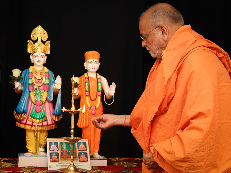 Pujya Ishwarcharan Swami lighting the inaugural lamp (deep-pragatya) at the start of the BAPS Kishore-Kishori Regional Convention 2014, Asia-Pacific