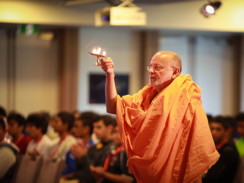 Pujya Ishwarcharan Swami performing the evening arti
