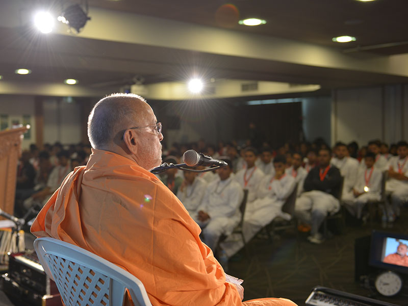 Pujya Ishwarcharan Swami addressing the delegates