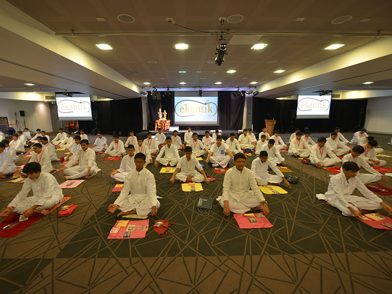 Delegates doing samuh puja in the morning session