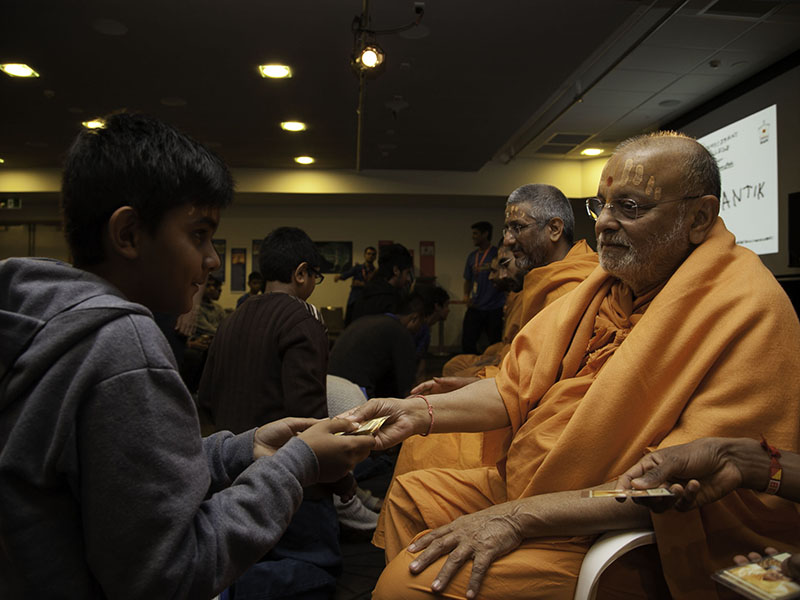 Delegates being blessed by sadhus and receiving a memento from Pujya Ishwarcharan Swami