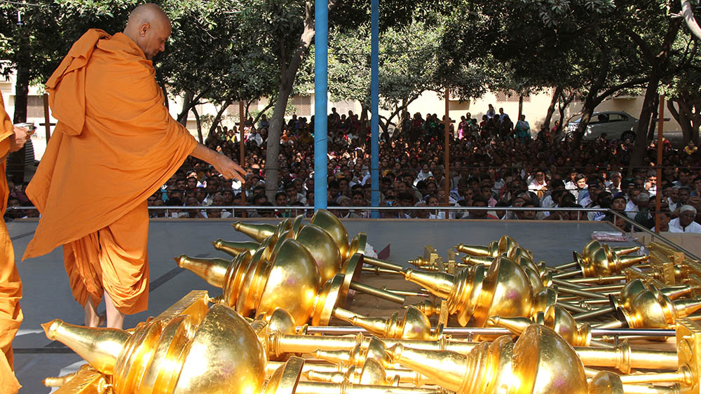 Pujya Viveksagar Swami performs pujan of flagstaffs and kalash for BAPS Shri Swaminarayan Mandir, Jamnagar