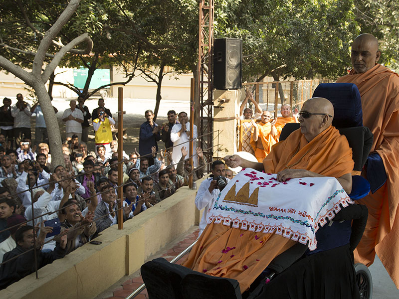 Devotees doing darshan of Swamishri