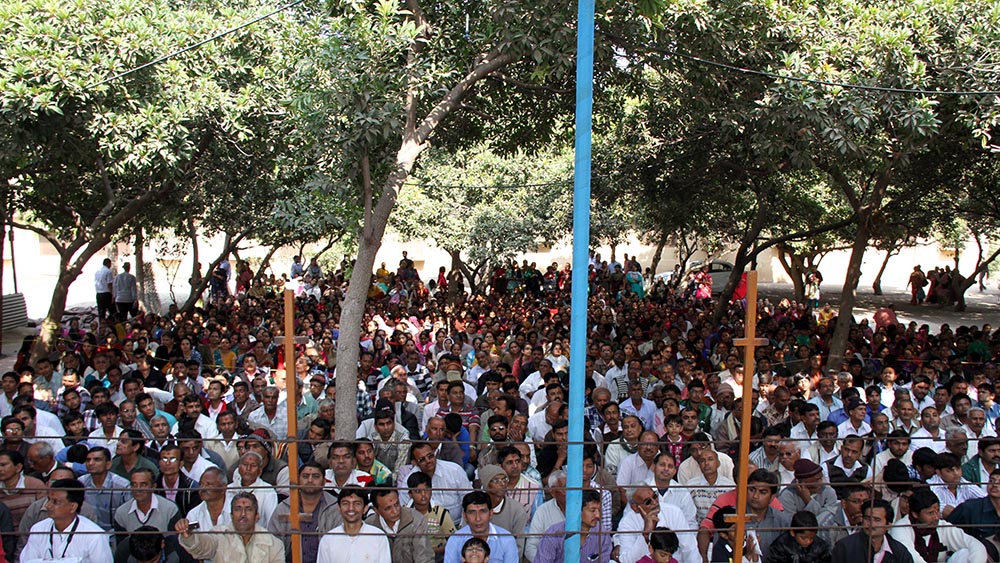 Devotees doing darshan of Swamishri