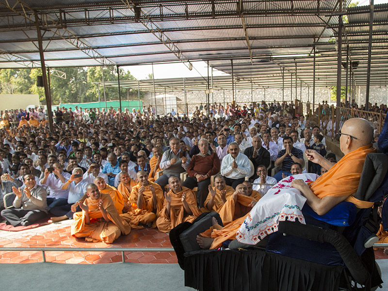 Sadhus and devotees doing darshan of Swamishri