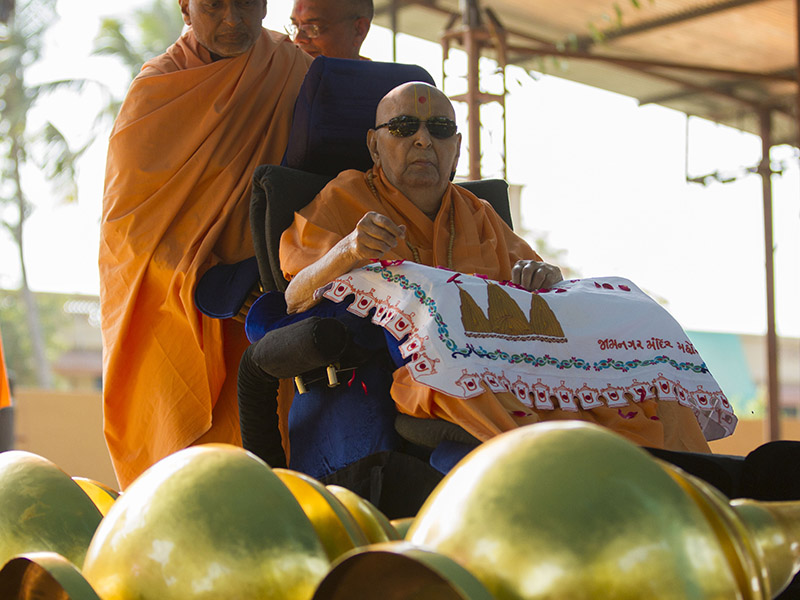 Swamishri performs pujan of flagstaffs and kalash for BAPS Shri Swaminarayan Mandir, Jamnagar