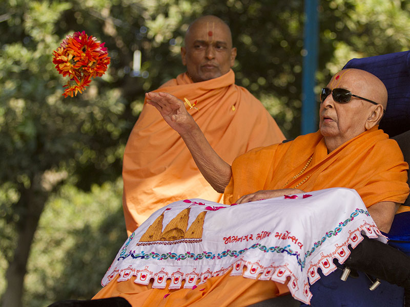 Swamishri sanctifies a flower ball
