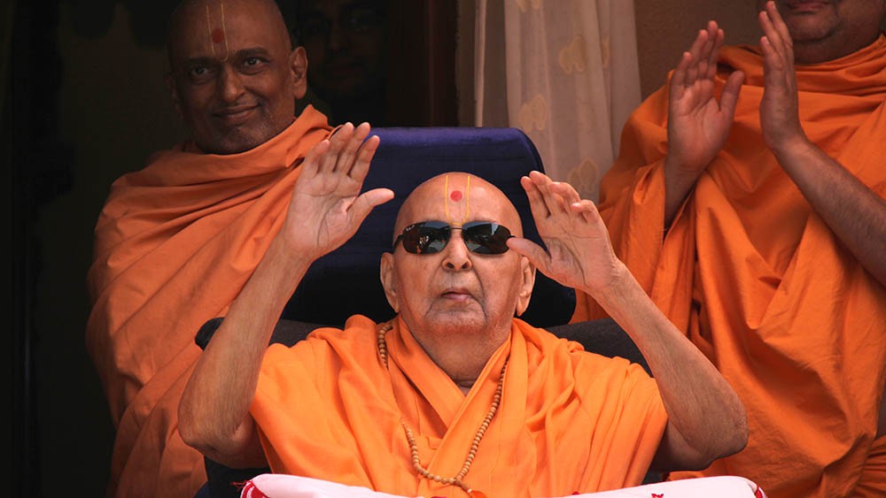 Swamishri blesses all