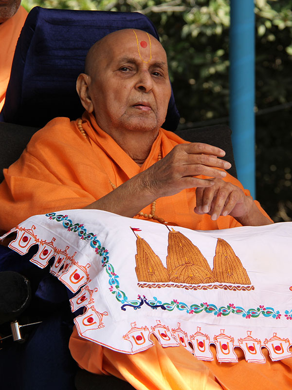 Swamishri greets devotees with 'Jai Swaminarayan'