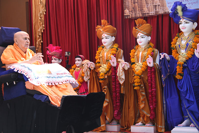Swamishri engrossed in darshan