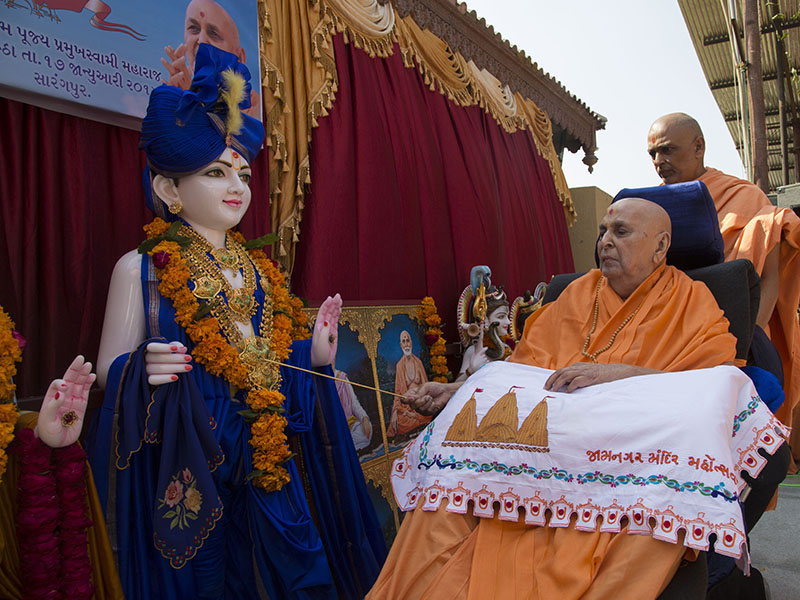 Swamishri performs pratishtha rituals of murtis for BAPS Shri Swaminarayan Mandir, Jamnagar