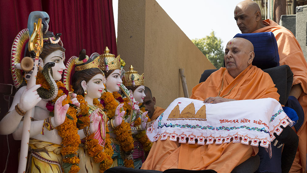 Swamishri performs pratishtha rituals of murtis
