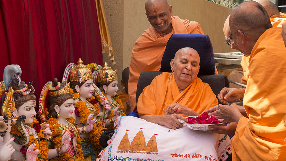 Swamishri sanctifies flowers