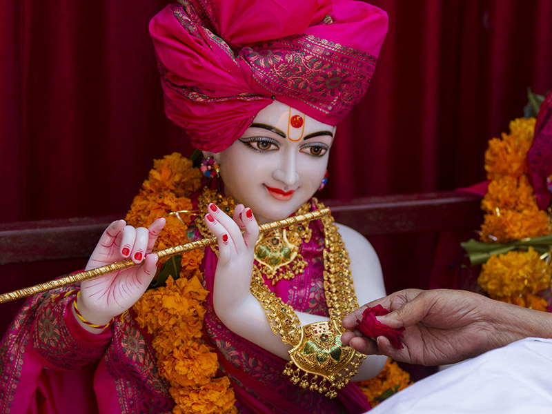 Swamishri performs pujan of murtis