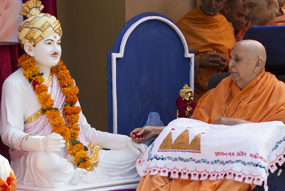 Swamishri performs pujan of Brahmaswarup Bhagatji Maharaj