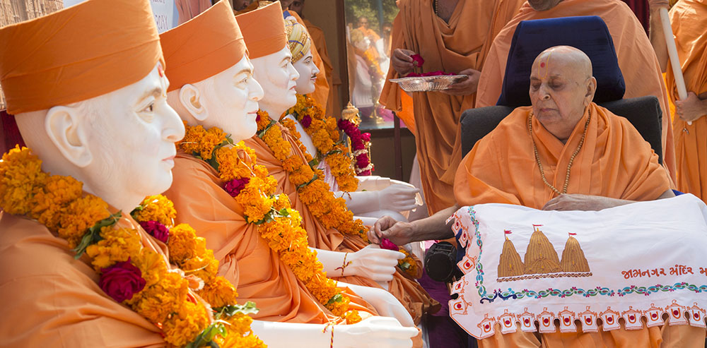 Swamishri performs pujan of Brahmaswarup Shastriji Maharaj