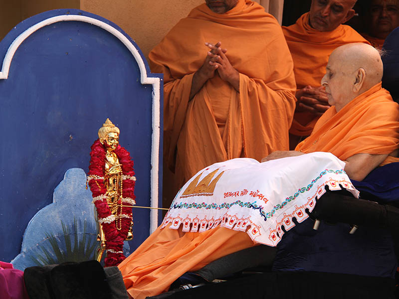 Swamishri performs pratishtha rituals of murtis