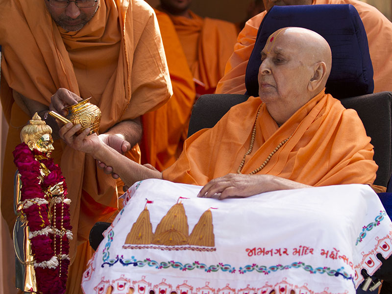 Swamishri performs abhishek of Shri Nilkanth Varni