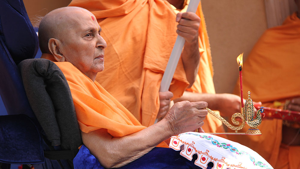 Swamishri performs pratishtha arti