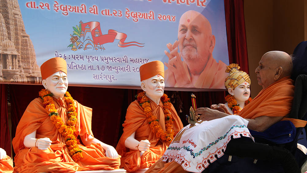 Swamishri performs pratishtha arti