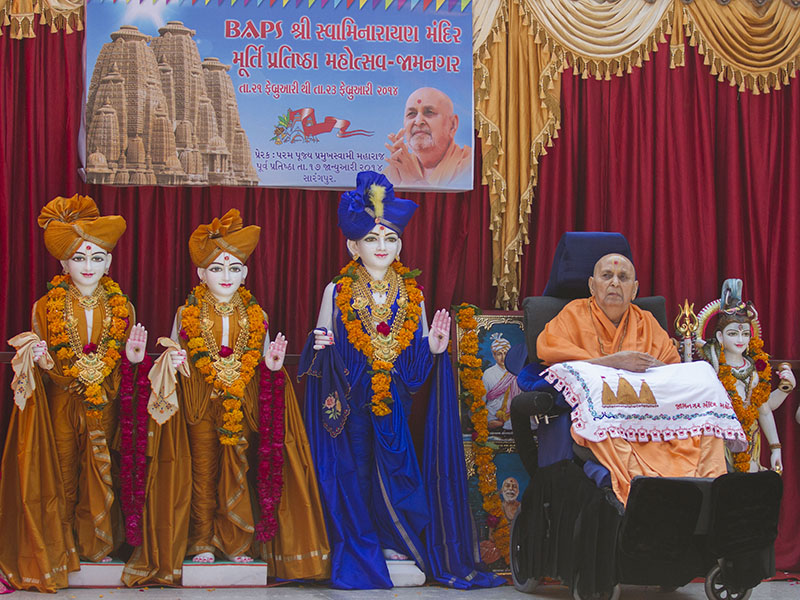 Swamishri after pratishtha rituals of murtis for BAPS Shri Swaminarayan Mandir, Jamnagar