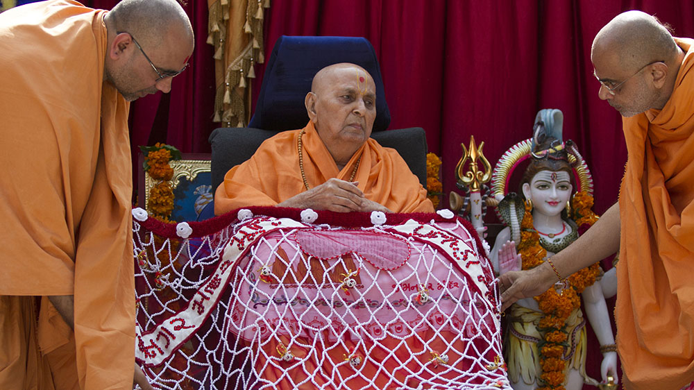 Swamishri is honored with a shawl