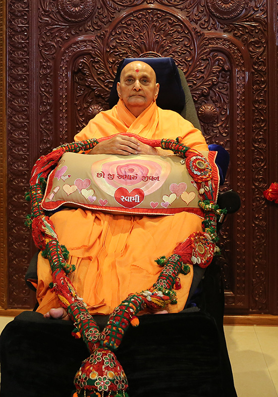 HH Pramukh Swami Maharaj honored with a garland