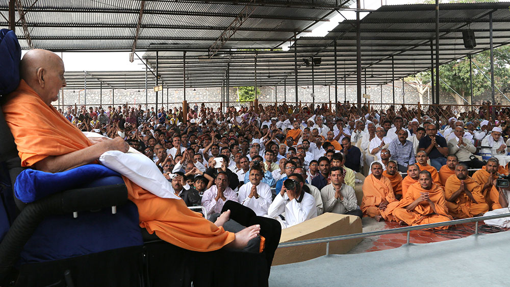 HH Pramukh Swami Maharaj arrives in the mandir grounds in afternoon