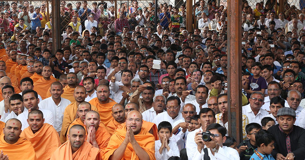 Devotees doing darshan of Swamishri