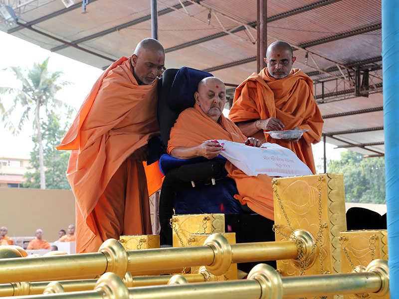Swamishri sanctifies flagstaffs for new shikharbaddh BAPS Shri Swaminarayan Mandir, Mahuva, India