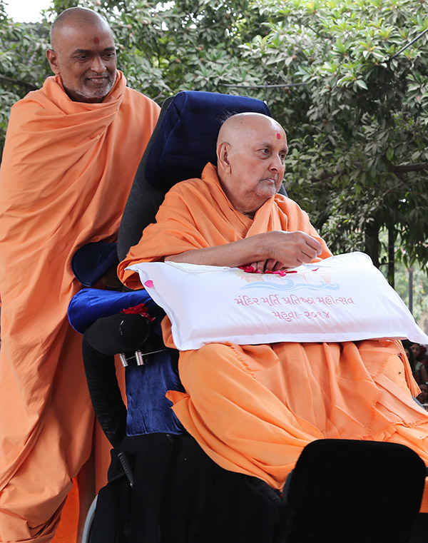 Swamishri blesses devotees