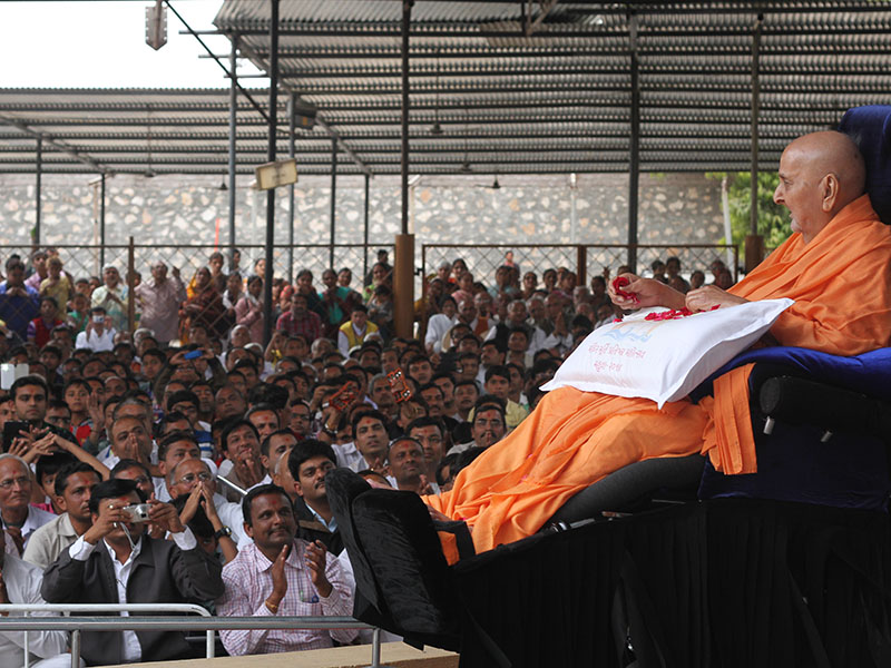 Swamishri blesses devotees