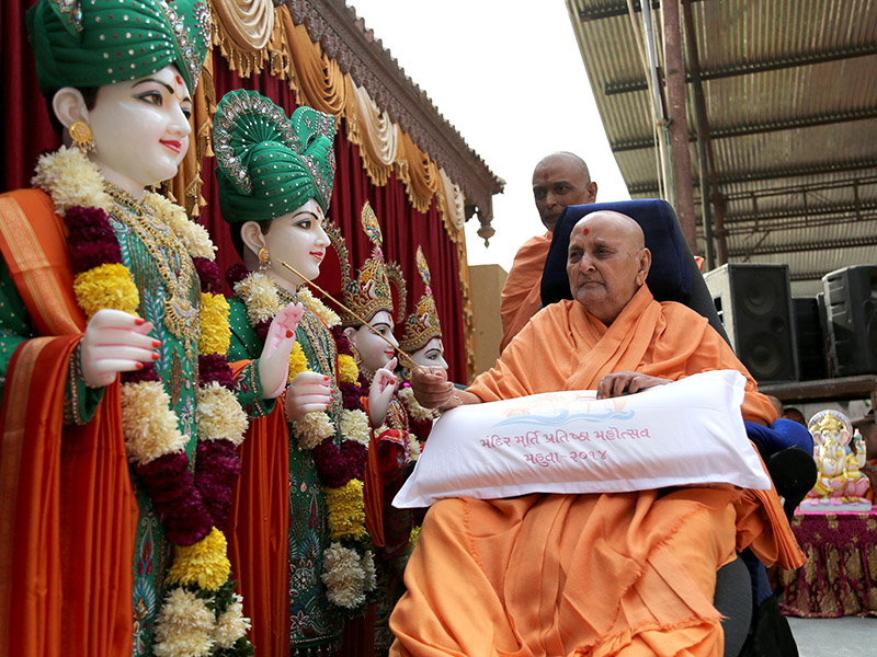Swamishri performs murti-pratishtha rituals for new shikharbaddh BAPS Shri Swaminarayan Mandir, Mahuva, India