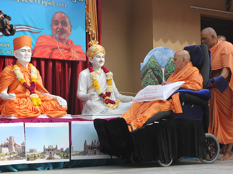 Swamishri performs murti-pratishtha rituals for Mahuva mandir, the birthplace of Brahmaswarup Bhagatji Maharaj