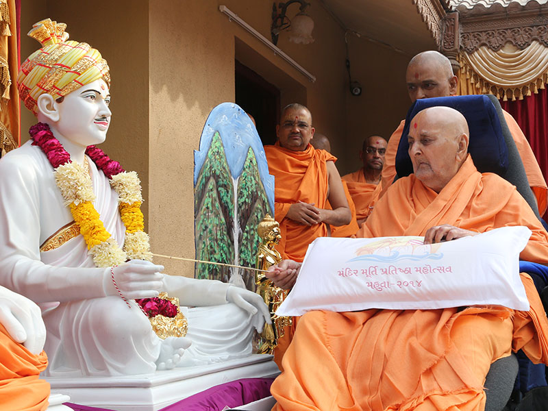 Swamishri performs murti-pratishtha rituals for Mahuva mandir, the birthplace of Brahmaswarup Bhagatji Maharaj