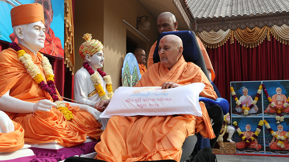 Swamishri performs murti-pratishtha rituals for Mahuva mandir