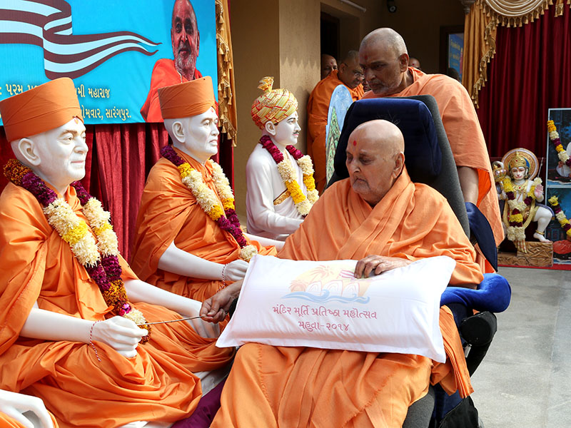 Swamishri performs murti-pratishtha rituals for Mahuva mandir