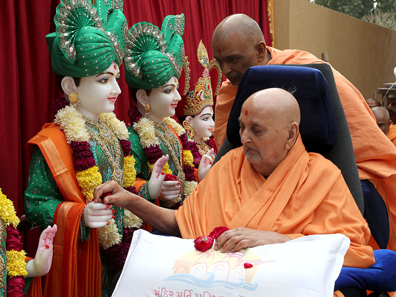 Swamishri performs murti-pratishtha rituals for Mahuva mandir