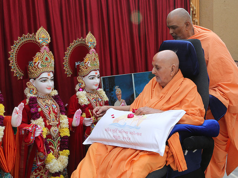 Swamishri performs murti-pratishtha rituals for new BAPS Shri Swaminarayan Mandir, Amlad, Maharashtra, India