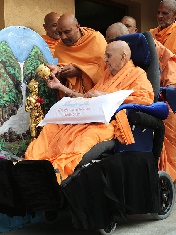 Swamishri performs abhishek of Shri Nilkanth Varni