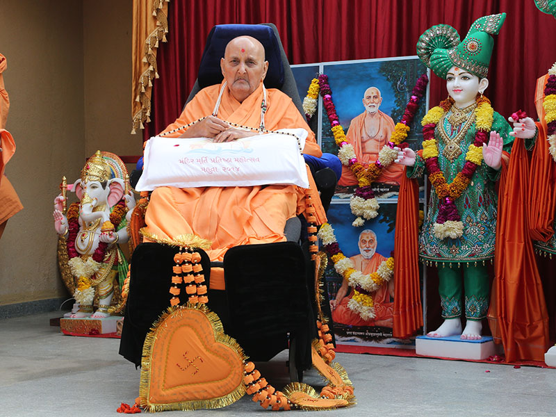 Swamishri is honored with a garland