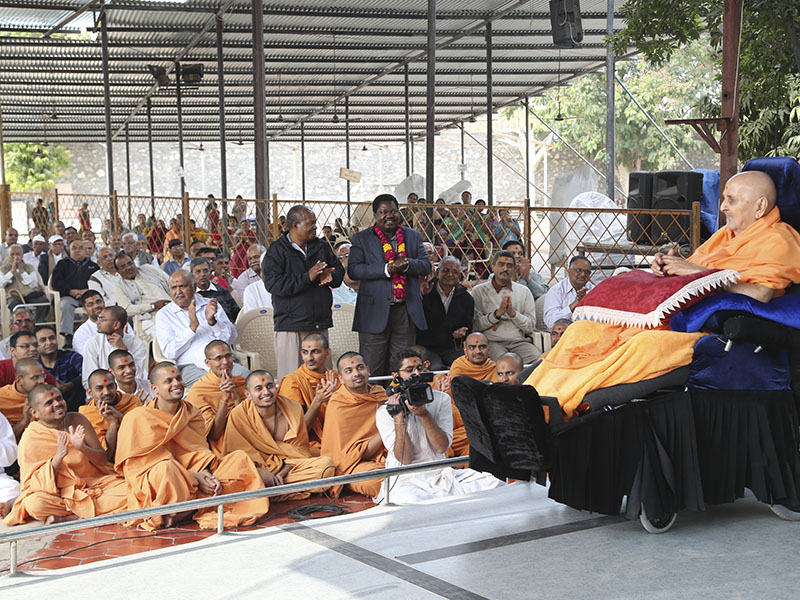 Devotees and well-wishers doing darshan of Swamishri