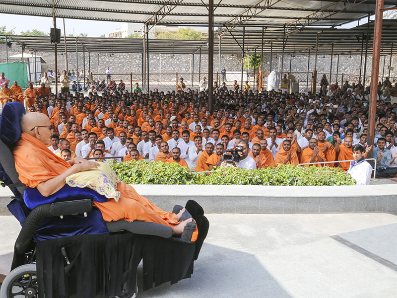 HH Pramukh Swami Maharaj arrives in the mandir grounds in afternoon